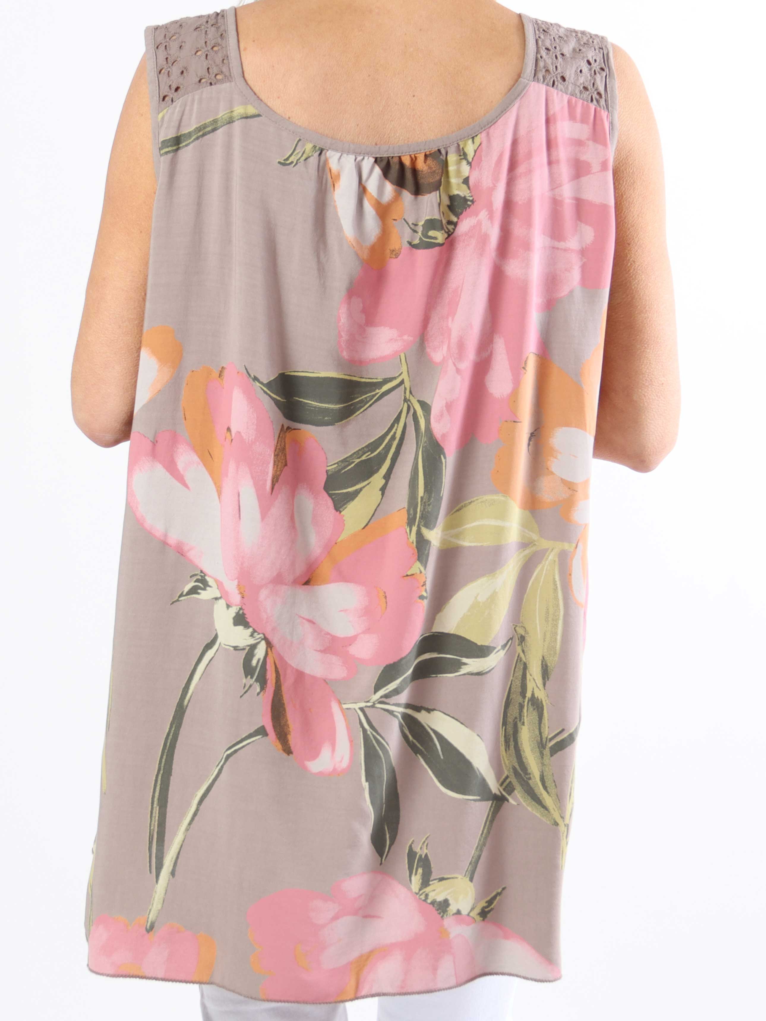 Goria - Söt blommig topp i ljus viskos i plusstorlek